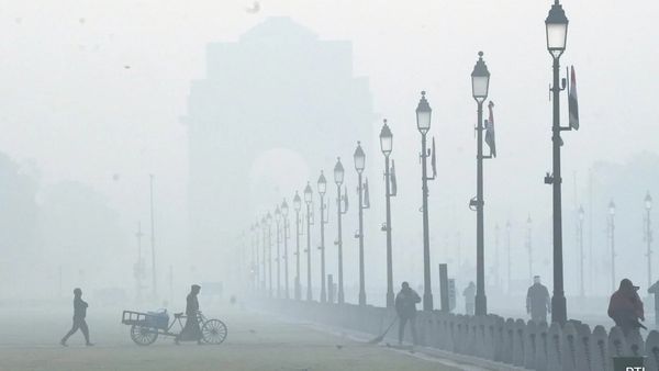 Delhi Wakes Up to Hazy Morning as Mild Winter Chill Continues