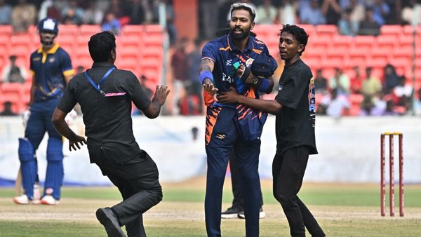 Fan Invades Pitch to Meet Hardik Pandya During SMAT Match; Star All-Rounder Asks Security to Go Easy