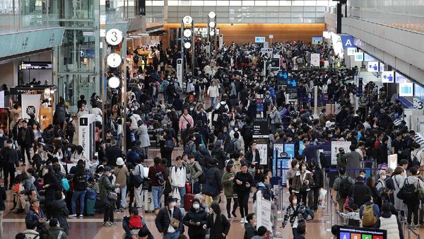 Japan Shuts Airports After Strong Undersea Earthquake Triggers Tsunami Alert