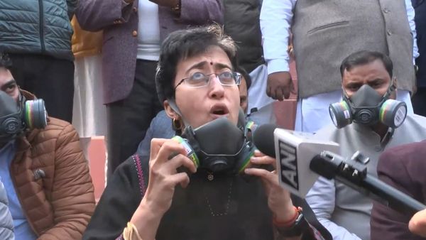 AAP MLAs Protest in Delhi Assembly, Atishi Pushes for Urgent Action on Air Pollution Crisis