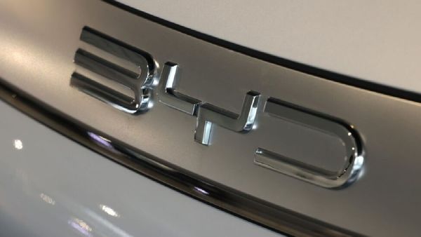 BYD vs Tesla: Global EV Race Heats Up as BYD Challenges Tesla’s Market Lead