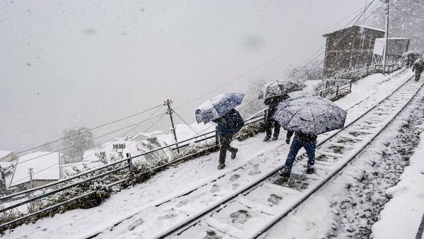 Heavy Snowfall Throws Life Out of Gear in Himachal Pradesh - Watch Videos