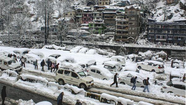 Planning A Trip to Manali This Republic Day Weekend? Read This Before You Travel Amid Power Cuts And 15 Km Jam