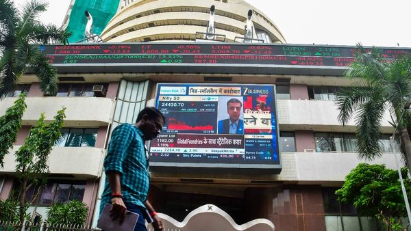 Sensex Falls 385 Points, Nifty Opens Lower Amid Global Market Jitters and Greenland Tariff Row