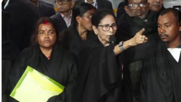 100 ‘Dead’ Voters Protest Outside Election Commission With CM Banerjee, Claims 58 Lakh Voters Replaced