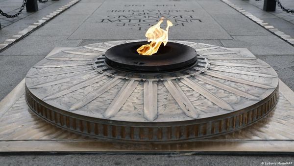 Paris: Knife-Wielding Man Shot By Police at Arc De Triomphe