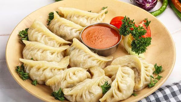Momo Craving Turns Costly: UP Boy Allegedly Hands Over Jewellery to Stall Vendors
