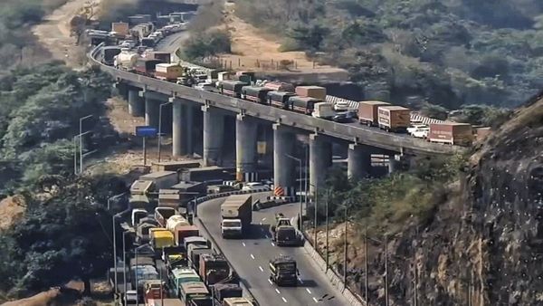 Mumbai-Pune Expressway Traffic Jam Update: Chaos Continue As Commuters Take Alternative Routes; Buses Canceled
