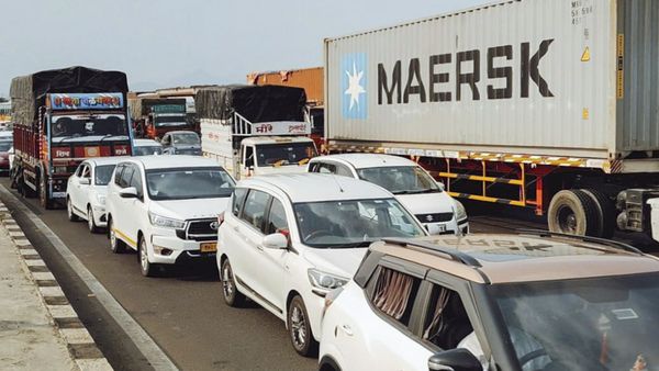 Pune–Mumbai Expressway Jam Leaves Vehicles Crawling for Half an Hour