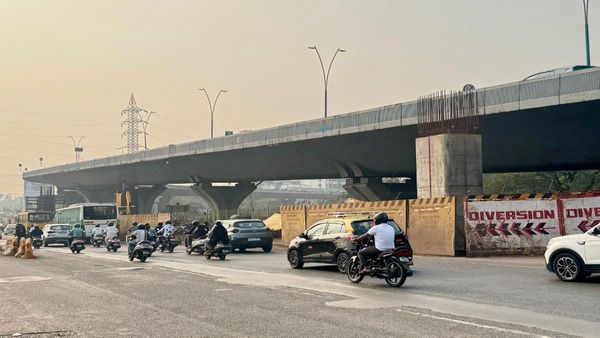 Officegoers Stuck as Traffic Chokes Wadala–BKC and Mumbai–Pune Expressway