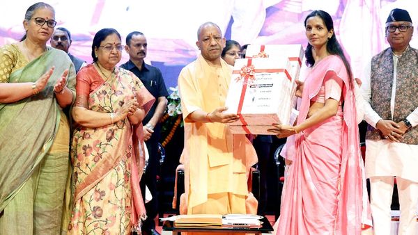 CM Yogi Adityanath Launches Digital Upgrade for Anganwadi Centres, Distributes Nearly 70,000 Smartphones