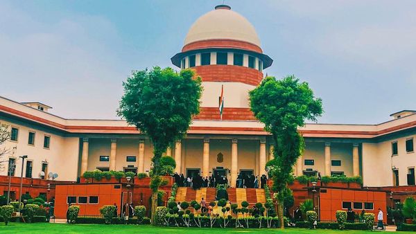 Supreme Court Flags Mamata Banerjee’s Presence During ED Raid as ‘Not a Happy Situation’