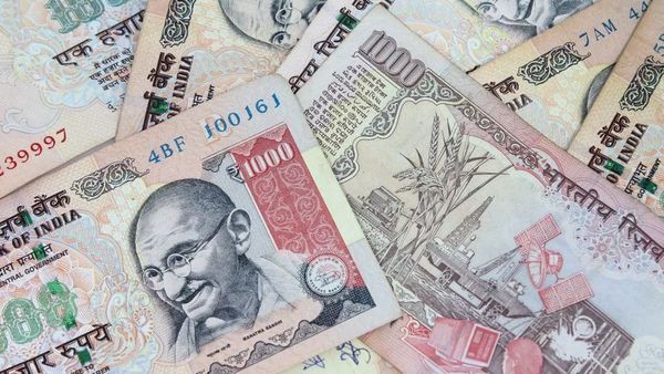Indian Rupee Climbs 1.6% to 93.19 Against Dollar After RBI Tightens Banks’ Forward Market Exposure