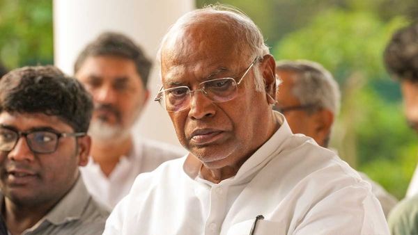 Mallikarjun Kharge Gets EC Notice Over PM Modi “Terrorist” Remark, Asked To Reply In 24 Hours