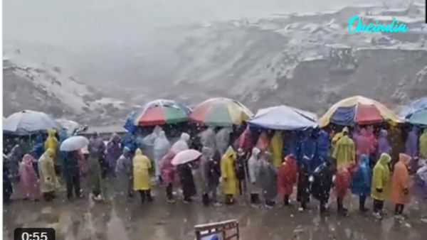 Heavy Snowfall At Kedarnath, Yet Devotees Continue Standing In Long Queues Amid Freezing Temperatures, Watch