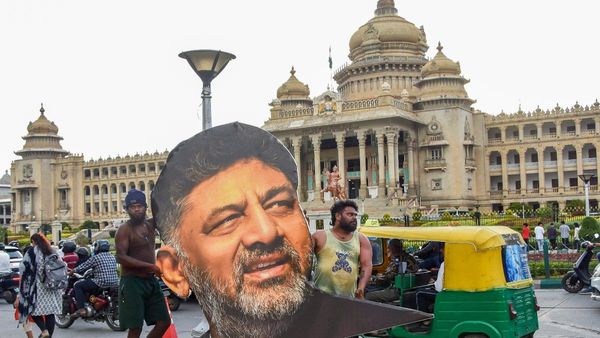 DK Shivakumar Swearing-In Ceremony: Bengaluru Police Issue Traffic Diversions, No-Parking Advisory