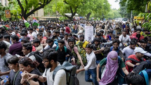 'Kitne Aadmi The?': Mahua Moitra's Strong Message To CJP Protesters After Delhi Clashes Goes Viral