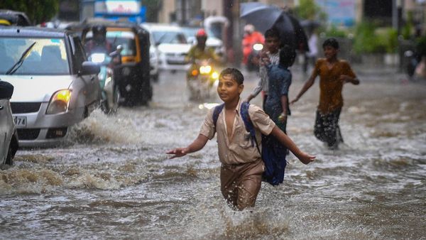 Monsoon Fury Cuts Off Mumbai-Pune Lifeline; Landslides Halt Trains, Shut Expressway; Schools Closed