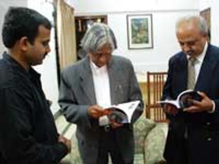 ಚಂದ್ರಯಾನ ಪುಸ್ತಕ ಬಿಡುಗಡೆ ಮಾಡಿದ ಕಲಾಂ