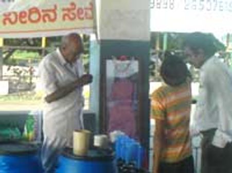 ಭದ್ರಾವತಿಯಲ್ಲಿ ಸಾಯಿಭಕ್ತರ ನಿಸ್ವಾರ್ಥ ನೀರು ಸೇವೆ