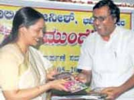 ಶಾಲಿನಿ ರಜನೀಶ್ ಅವರ 'ನಡೆಮುಂದೆ' ಲೋಕಾರ್ಪಣೆ