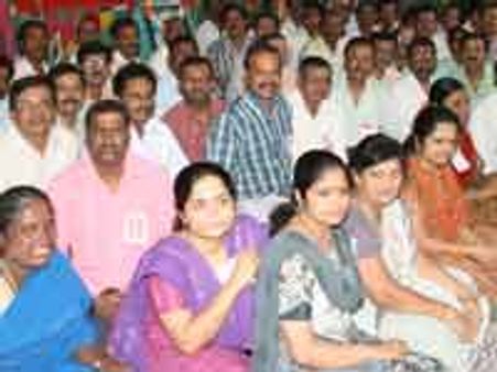 ಬೇಡಿಕೆ ಆಗ್ರಹಿಸಿ ಬ್ಯಾಂಕ್ ಸಿಬ್ಬಂದಿಗಳ ಧರಣಿ