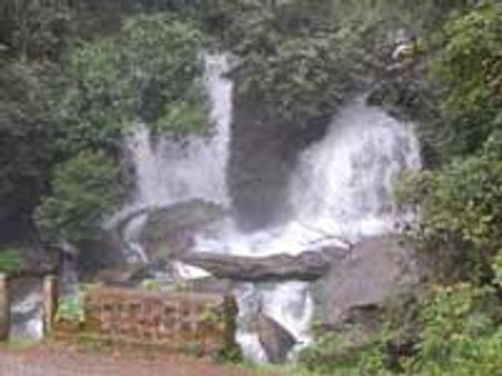 ಚನ್ನೆಕಲ್, ಚಂಡೆಮನೆ ಎಂಬ ಮಳೆಗಾಲದ ಜಲಪಾತ