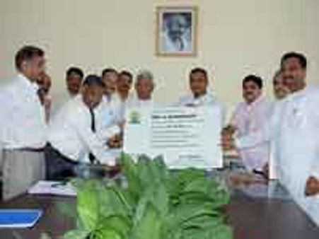 ಕೃಷಿಸಚಿವರಿಗೆ ವಿಮೆ ಪರಿಹಾರ ಚೆಕ್ ಹಸ್ತಾಂತರ