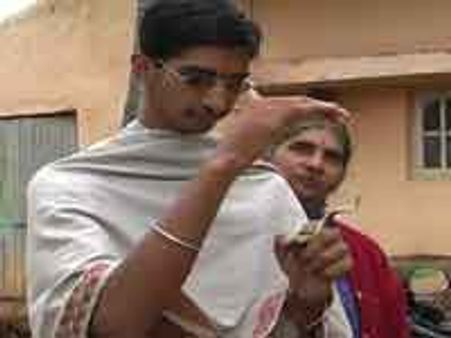 ಹಾವು ಹಿಡಿಯುವ ಮಾಗಡಿಯ ದೇವರ ಪೂಜಾರಿ