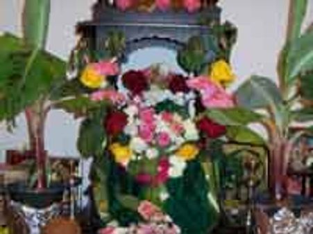 ವರಮಹಾಲಕ್ಷ್ಮಿಗೆ ಆರತಿ ಬೆಳಗಿರೆ ನಾರಿಯರು ಬೇಗ