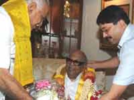 ತಿರುವಳ್ಳುವರ್ : ಎಲ್ಲಾ ಬಿಟ್ಟು ಭಂಗಿ ನೆಟ್ಟ ಯಡಿಯೂರಪ್ಪ!