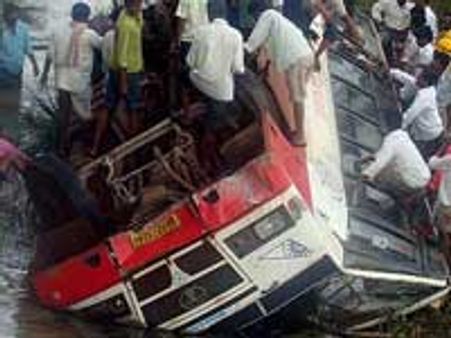 ನದಿಗೆ ಉರುಳಿದ ಬಸ್ಐವರು ನೀರು ಪಾಲು