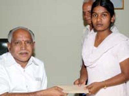 ಮುಸುರೆ ತಿಕ್ಕುವ ಹುಡುಗಿಯ ಕಥೆಗೆ ಕಣ್ಣೀರಾದ ಸಿಎಂ