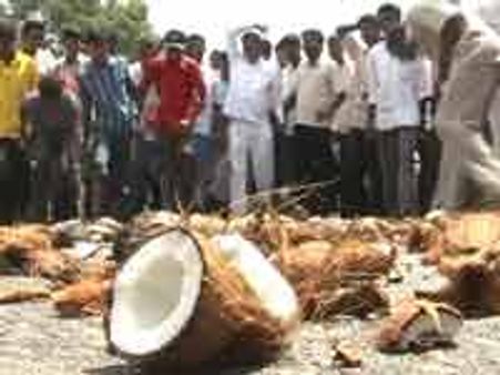 ರಸ್ತೆಯಲ್ಲಿ ಈಡುಗಾಯಿ ಒಡೆದು ರೈತರ ಆಕ್ರೋಶ