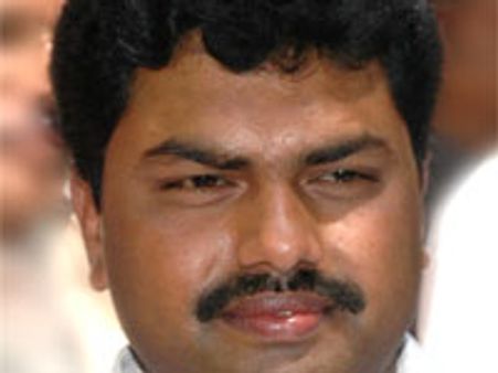 ಸಂಸದರ ನಿಧಿಯಿಂದ ನೆರೆ ಸಂತ್ರಸ್ತರಿಗೆ 25 ಲಕ್ಷ ರು.