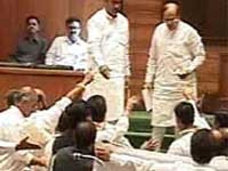 ರಣರಂಗವಾದ ಮಹಾರಾಷ್ಟ್ರ ವಿಧಾನಸಭೆ