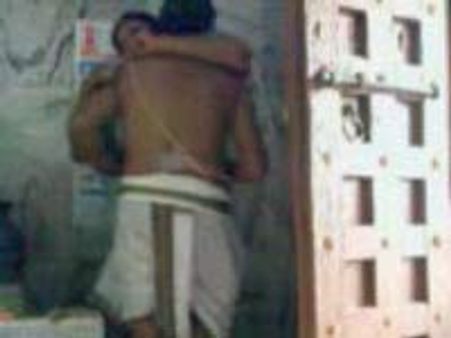 ಮಹಿಳಾ ಭಕ್ತರನ್ನು ಬಳಸಿಕೊಂಡ ಪೂಜಾರಿ