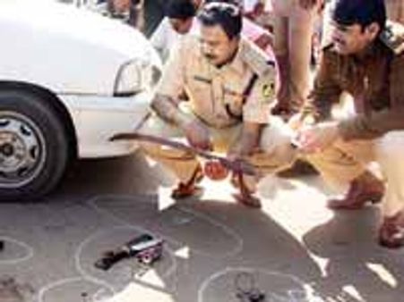 ಬಾರ್ ಗರ್ಲ್ಸ್ ಕಿಡ್ಯಾಪ್, ಮೂವರಿಗೆ ಗುಂಡೇಟು