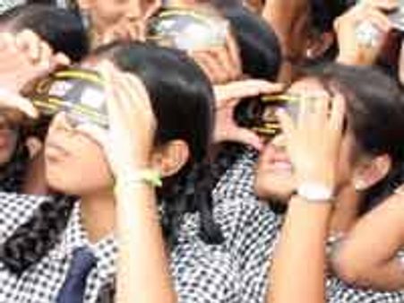 ಶಿವಮೊಗ್ಗದಲ್ಲಿ ಸೂರ್ಯಗ್ರಹಣ ವೀಕ್ಷಿಸಿದ ಜನತೆ