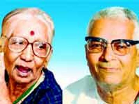 ಇಲ್ಲಿಂದಲೇ ಕೈ ಮುಗಿದರೆ ಅಲ್ಲಿಂದಲೇ ಹರಸಿದರು!