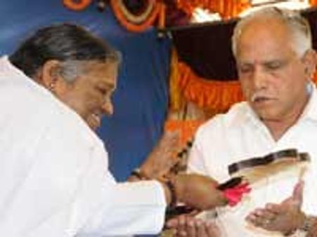 ಅಮ್ಮನ ಆಸ್ಪತ್ರೆಗೆ 15 ಎಕರೆ ಜಮೀನು