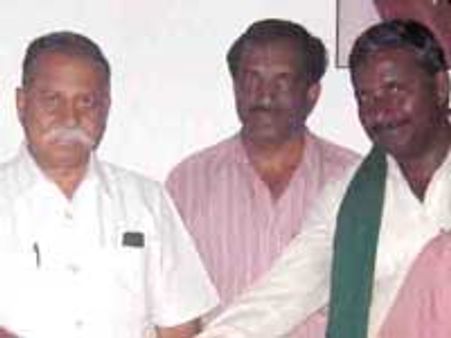 ಶಿವಮೊಗ್ಗದಲ್ಲಿ ಅಪ್ಪ-ಮಗನ ಪಕ್ಷವಾಗಿರುವ ಬಿಜೆಪಿ