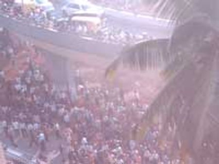 ಜಮಾಯಿಸಿದ ಜನ, ತಡಬಂದ ಅಗ್ನಿಶಾಮಕ ದಳ