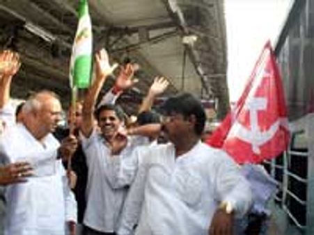 ದೆಹಲಿಗೆ ಹೊರಟ ರೈತರ ರೈಲಿಗೆ ಕಲ್ಲುತೂರಾಟ