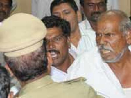 ವಿ.ನಿಲ್ದಾಣ ವಿರುದ್ಧ ದಂಗೆಯೆದ್ದ ಬಳ್ಳಾರಿ ರೈತರು