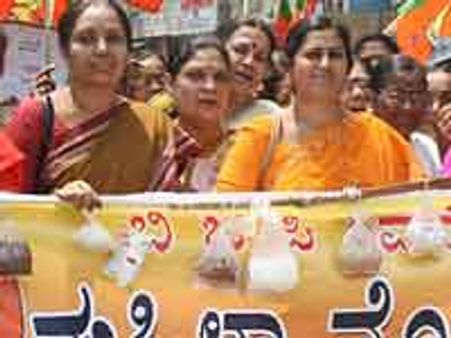 ಯುಪಿಎ ವಿರುದ್ಧ ಮಹಿಳಾ ಮೋರ್ಚಾ ಪ್ರತಿಭಟನೆ