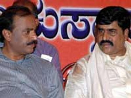 ರೆಡ್ಡಿ ಸೋದರರ ರಾಜೀನಾಮೆ ಕೇಳಿದ ಕಾಂಗ್ರೆಸ್