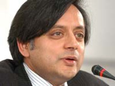 ಮೋದಿ ಬ್ಯಾಟಿಂಗ್, ತರೂರ್ ಹಿಟ್ ವಿಕೆಟ್