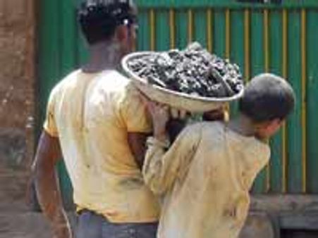 ಬಿರು ಬಿಸಿಲಿನಲ್ಲಿ ದುಡಿವ ಬಾಲಕಾರ್ಮಿಕರು!