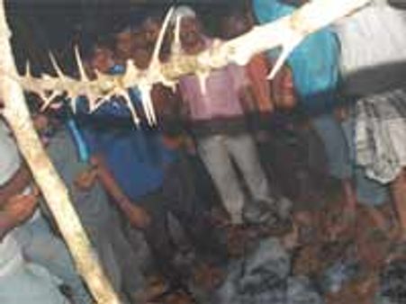 ವಿಮಾನ ಅಪಘಾತ; ಮಳೆಯ ನಡುವೆ ರಕ್ಷಣಾ ಕಾರ್ಯ